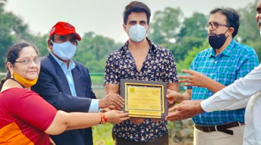 Sonu Sood Felicitated by GCOT: एक्टर सोनू सूद को गरीबों और जरूरतमंदों की मदद के करने के लिए ग्रामोदय बंधु मित्र पुरस्कार से किया सम्मानित