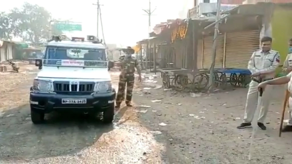 मध्य प्रदेश: 'गब्बर' बना थानेदार, बीच सड़क मारा यह डायलॉग- कारण बताओ नोटिस जारी 