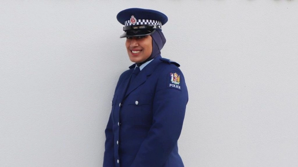 न्यूजीलैंड पुलिस यूनिफार्म में की हिजाब की पेशकश, इसे पहनने वाली अधिकारी ने कहा- गर्व महसूस कर रही हूं 
