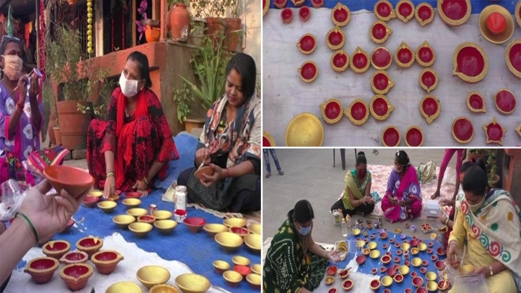 दिवाली: सूरत में महिलाओं के ग्रुप ने बनाएं 50 हजार मिट्टी के दीए, कहा-ये स्वदेशी और सस्ते हैं