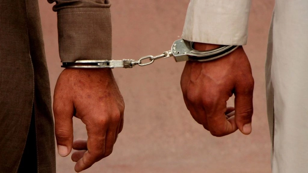  एक महिला की हत्या के मामले को सुलझाते हुए गुरुग्राम पुलिस ने तीन लोगों को गिरफ्तार किया है.