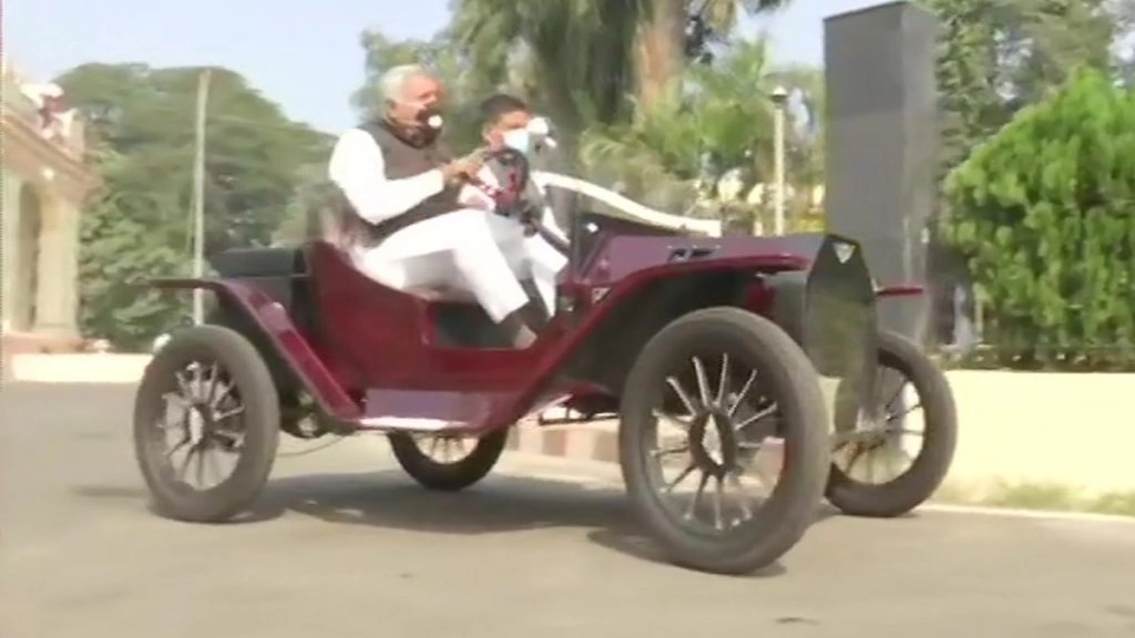 Bihar: संजय कुमार झा और देवेश चंद्र ठाकुर विंटेज कार से पहुंचे विधानसभा