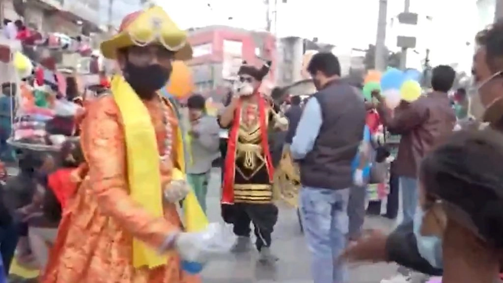 कोरोना: भोपाल में कलाकारों ने 'यमराज' और 'चित्रगुप्त' बन मास्क पहनने-सोशल डिस्टेंसिंग के प्रति लोगों को किया जागरूक