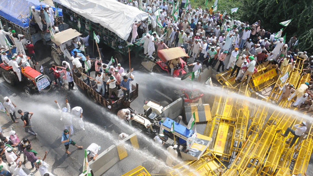 देश की खबरें | किसानों को हटाने के लिए आंसू गैस के गोले दागे | 🇮🇳  LatestLY हिन्दी