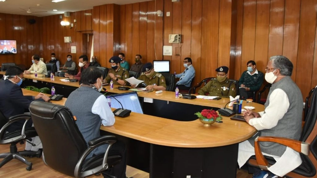 सीएम त्रिवेंद्र सिंह रावत ने सचिवालय में अधिकारीयों के साथ की अहम बैठक