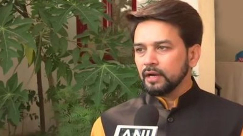 अनुराग ठाकुर ने मेजर ध्यान चंद नेशनल स्टेडियम से फ्रीडम रन को दिखाई हरी झंडी