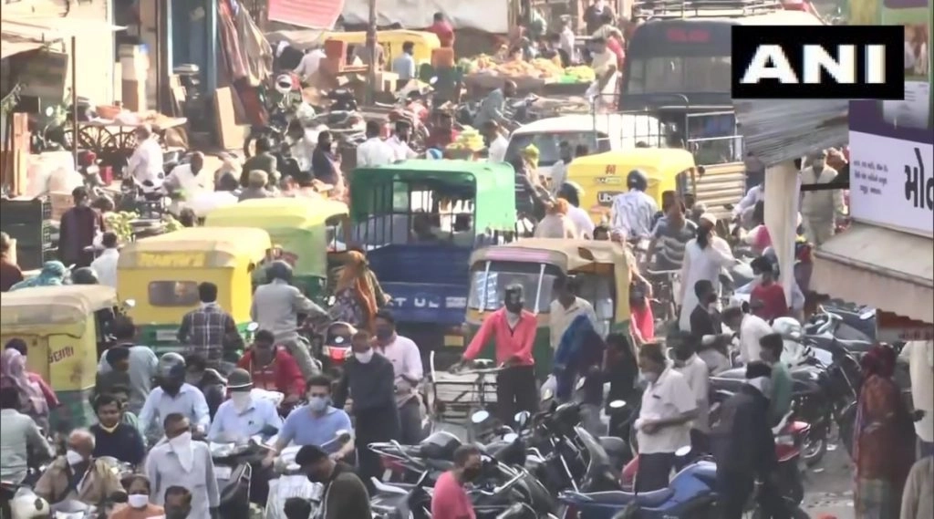 कोरोना वायरस: अहमदाबाद में कर्फ्यू से पहले उमड़ी भीड़, देखें तस्वीरें 
