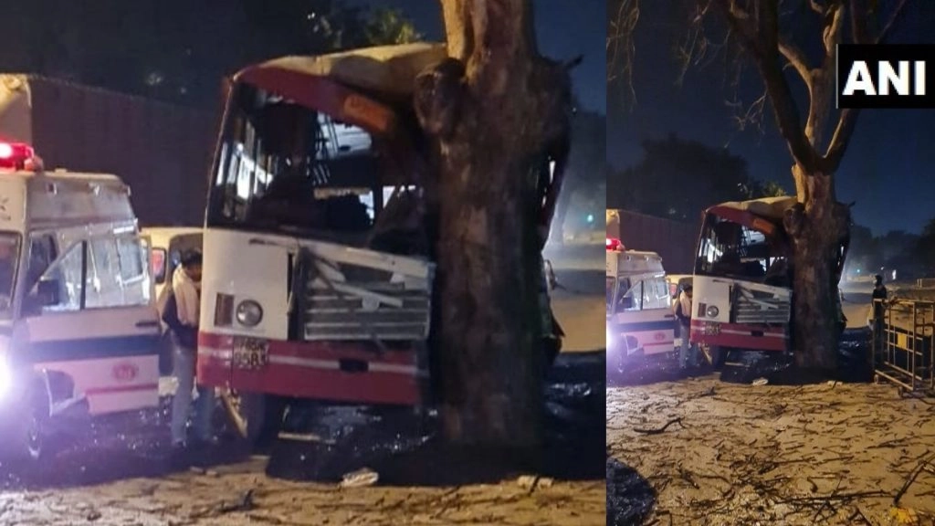उत्तर प्रदेश रोडवेज की बस दिल्ली में पेड़ से टकराई, कम से कम 20 घायल
