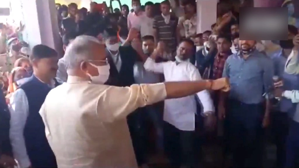 गोवर्धन पूजा में शामिल हुए छत्तीसगढ़ के सीएम भूपेश बघेल, निभाई सांटा प्रहार झेलने की परंपरा