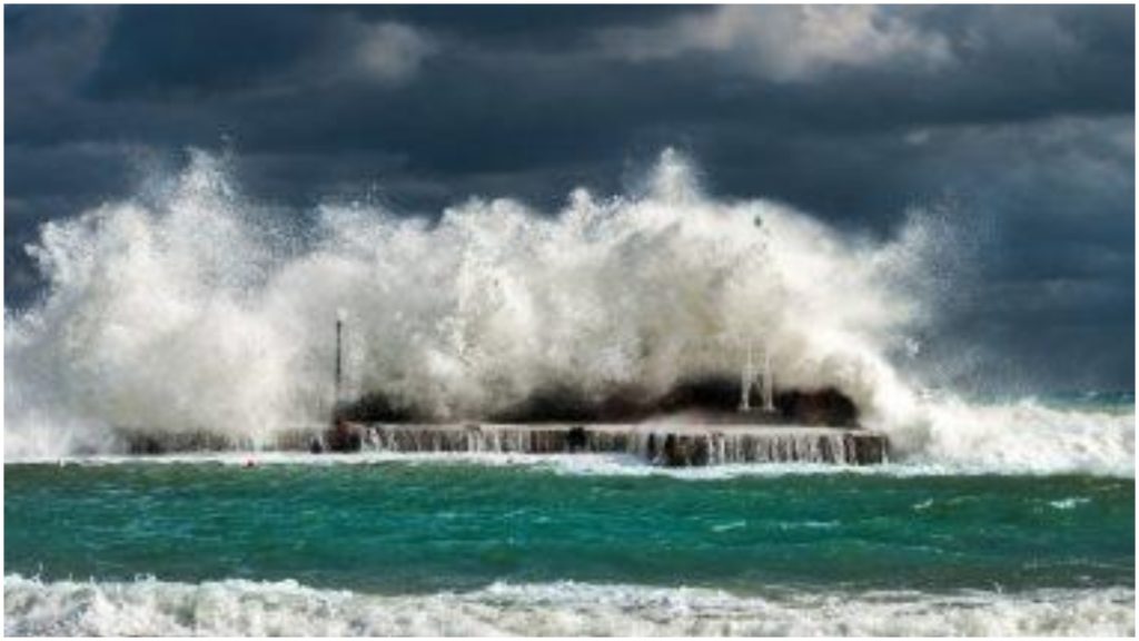  मौसम विभाग ने  कहा- चक्रवाती तूफान 'निवार' अगले 12 घंटों में भीषण ले सकती है