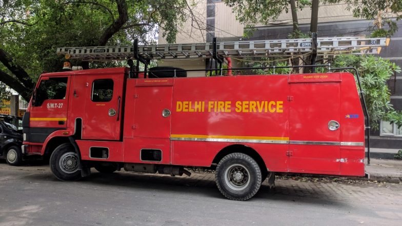 दिल्ली के दिलशाद गार्डन औद्योगिक क्षेत्र में लगी आग