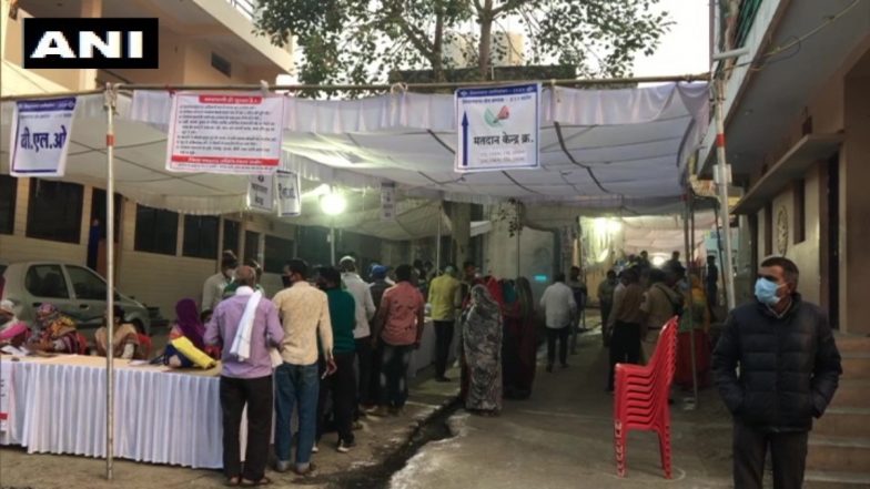 मध्यप्रदेश: 28 विधानसभा क्षेत्रों में उपचुनाव के लिए मतदान जारी, कड़ी सुरक्षा के बीच सोशल डिस्टेंसिंग सहित अन्य नियमों के कड़ाई से किया जा रहा है पालन