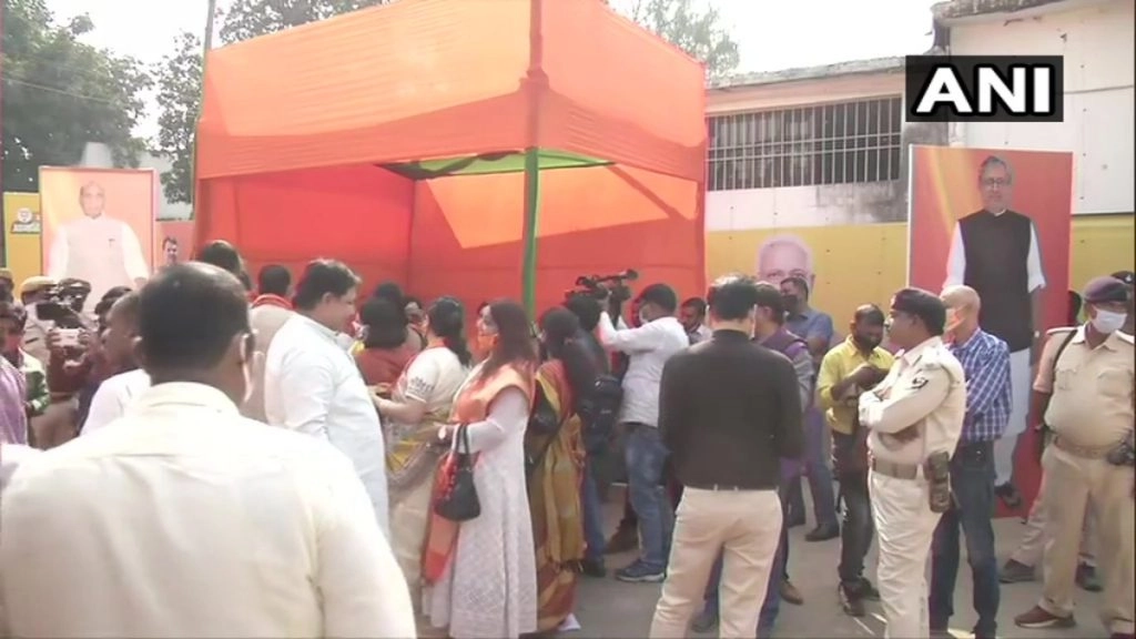 बिहार में एनडीए नवनिर्वाचित विधायकों की बैठक, राजनाथ सिंह भी पहुंचे