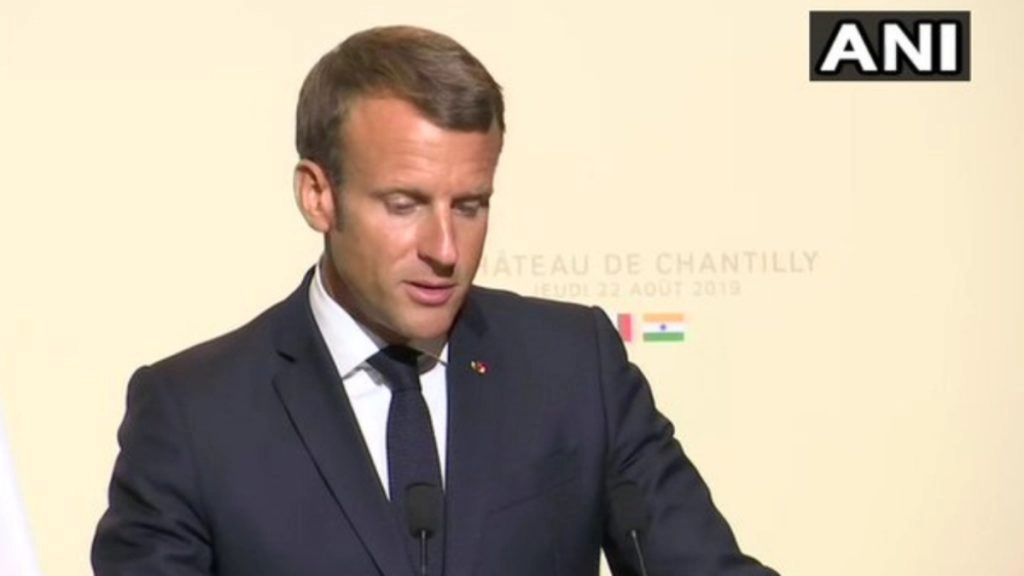 फ्रांस के राष्ट्रपति इमैनुएल मैक्रों ने 'प्रजातांत्रिक मूल्यों के चार्टर' को स्वीकार करने के लिए कहा है.