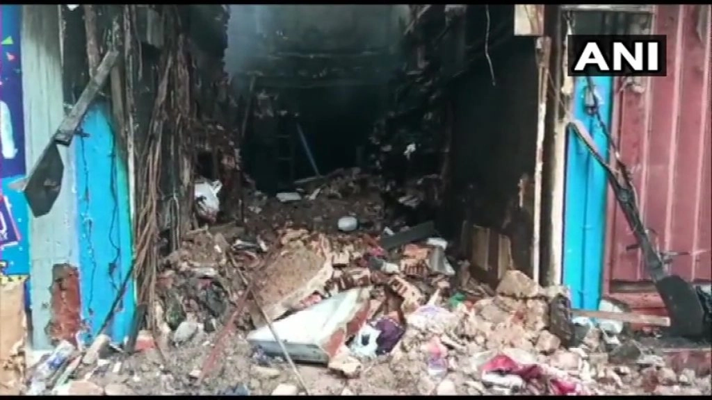 मदुरै के नवबथकाना इलाके की एक दुकान में देर रात लगी आग