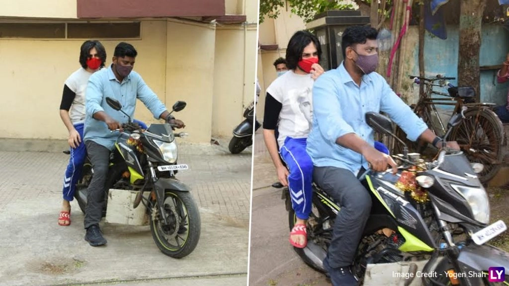 फोटोज: जिम से निकले कार्तिक आर्यन को बाइक पर बिठाकर घर ले गए उनके बॉडीगार्ड