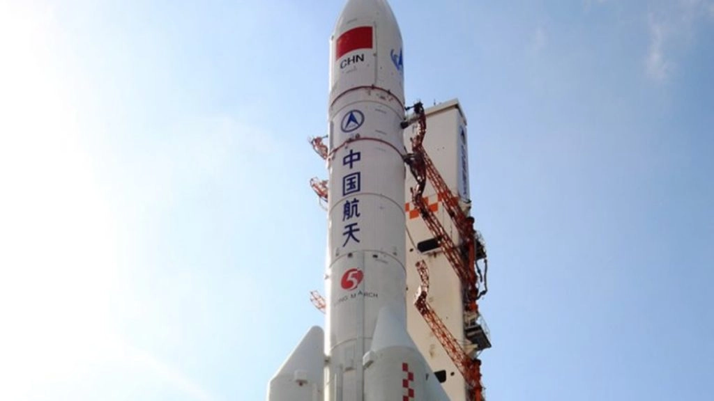 चीन ने चांद से नमूने एकत्र करने के लिए यान सफलतापूर्वक प्रक्षेपित किया