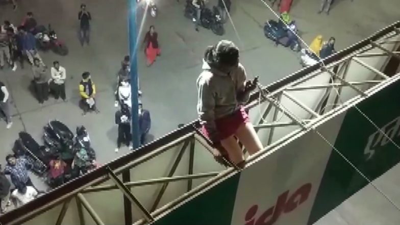 Madhya Pradesh: इंदौर में अपनी पंसद के लड़के से शादी करने के लिए होर्डिंग पर जा बैठी लड़की, सोशल मीडिया पर वायरल हुई तस्वीरें