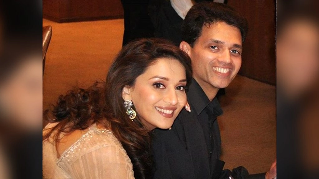 माधुरी दीक्षित ने भाई दूज पर अपने भाई संग शेयर की ये यारी फोटो