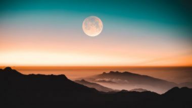 Saw Moon in Your Dreams? सपने में दिखे चंद्रमा तो इसका क्या मतलब हो सकता है, जानें क्या कहता है स्वप्न शास्त्र