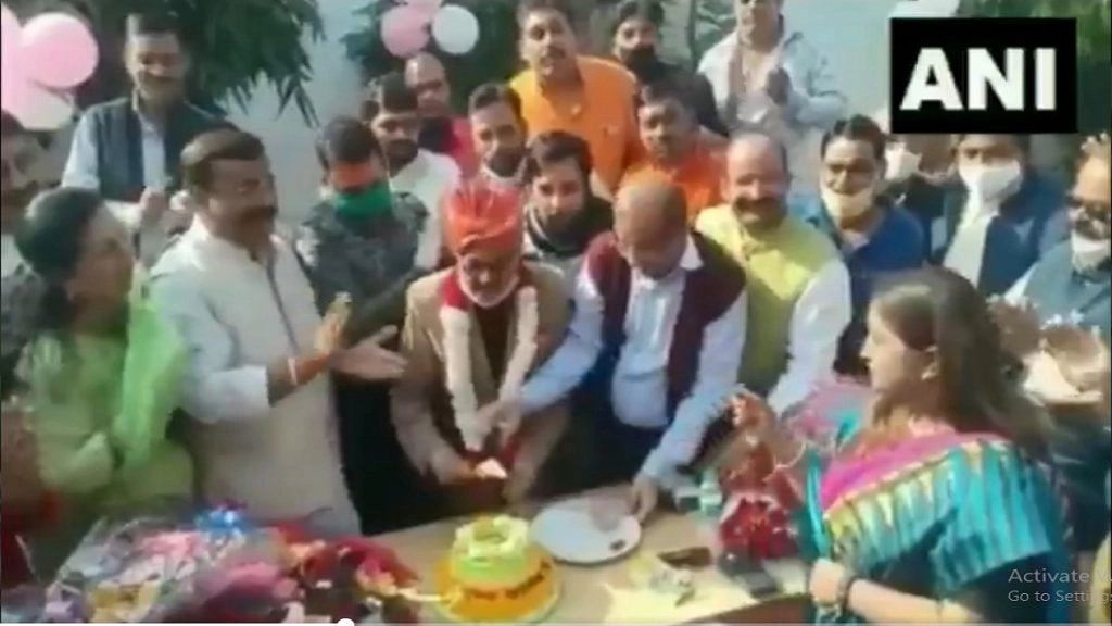 मुरादाबाद में मेयर विनोद अग्रवाल के जन्मदिन के अवसर पर सोशल डिस्टेंसिंग के नियमों की उड़ी धज्जियां