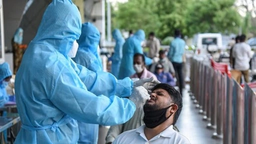 दिल्ली के बाद महाराष्ट्र में कोरोना के मामले बढ़ने शुरू, 5,760 नए केस पाए  जाने के बाद पीड़ितों की संख्या  17 लाख के पार 