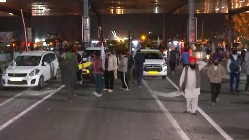 दिल्ली जानें पर अड़े किसानों ने हरियाणा के पानीपत टोल प्लाजा पर डाला डेरा