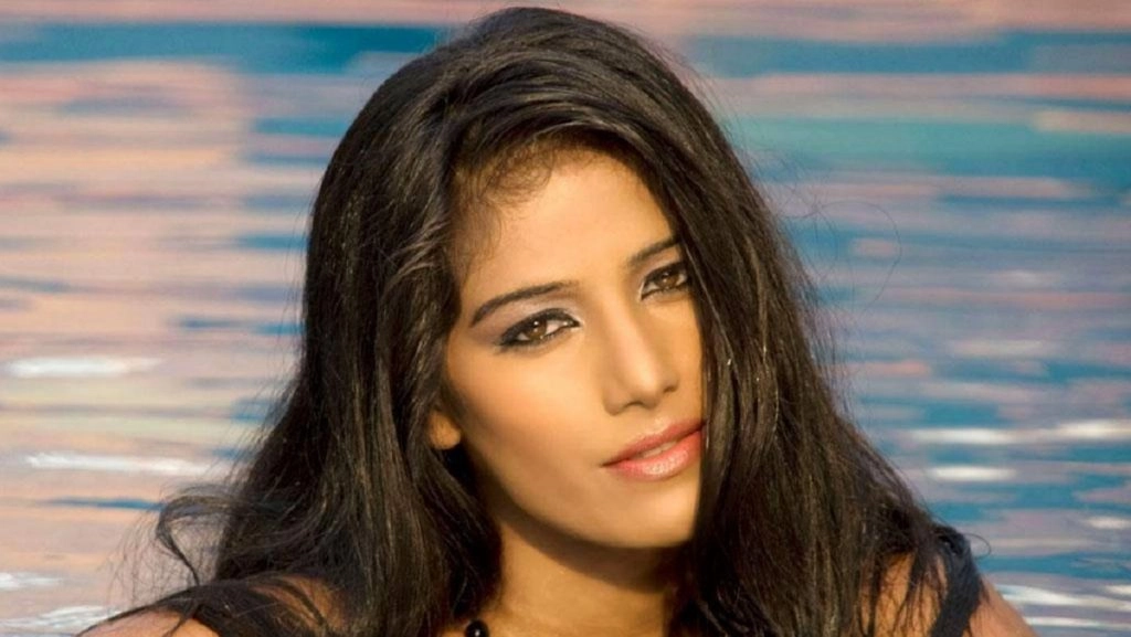 पूनम पांडे ने सेक्सी ड्रेस में ढाया कहर 