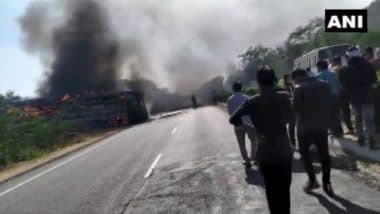 Bus Caught Fire in Rajasthan: दिल्ली-जयपुर हाइवे पर हाई वोल्टेज तार के संपर्क में आने से बस में लगी आग, दर्दनाक हादसे में 3 की मौत, कई घायल