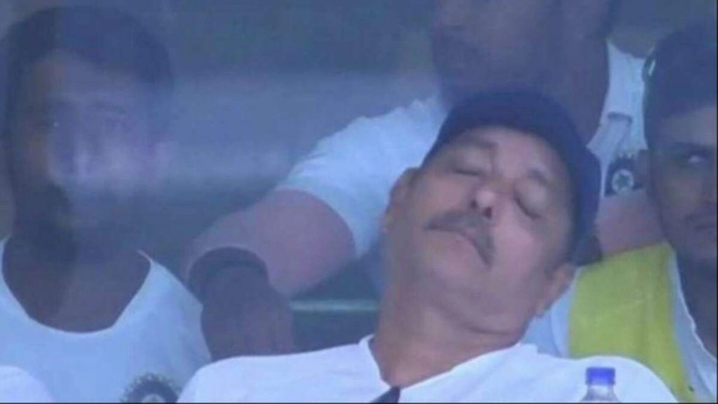 मैच के दौरान झपकी लेते नजर आए कोच रवि शास्त्री