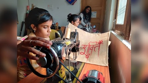 डॉ शारदा और लक्ष्मी की मदद से बनारस के जुट बैग दे रहे है प्लास्टिक को टक्कर