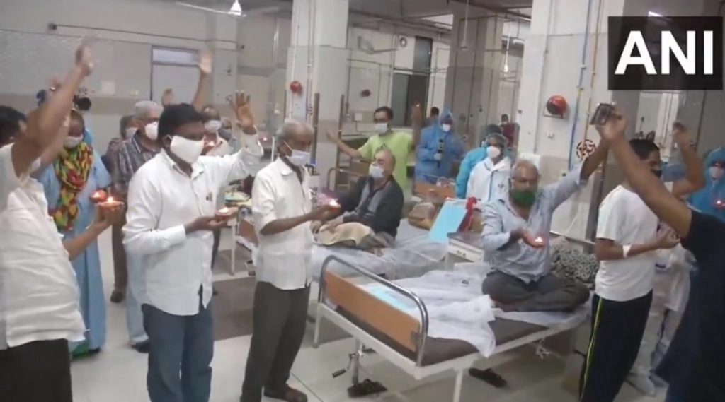 गुजरात के बड़ोदरा में कोरोना संक्रमित मरीजों के साथ डॉक्टरों ने मनाई दीवाली, देखें VIDEO