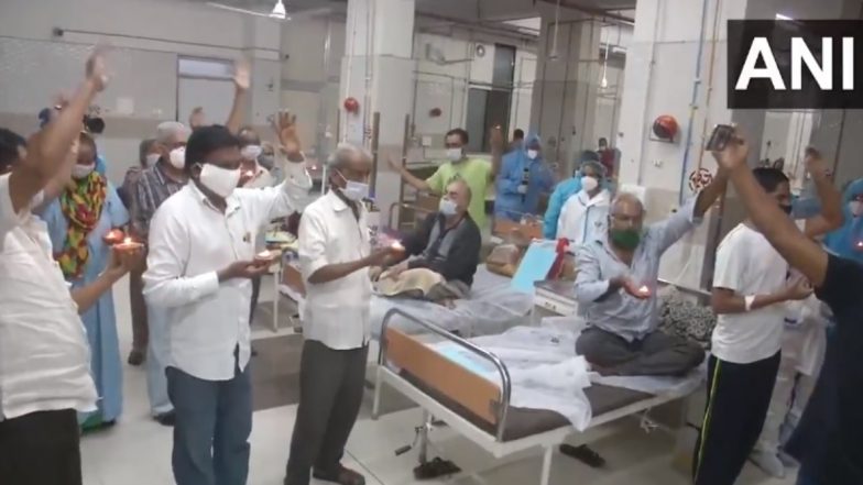COVID-19 Patients Celebrated Diwali in Vadodra: गुजरात के बड़ोदरा में कोरोना संक्रमित मरीजों के साथ डॉक्टरों ने मनाई दीवाली, देखें VIDEO