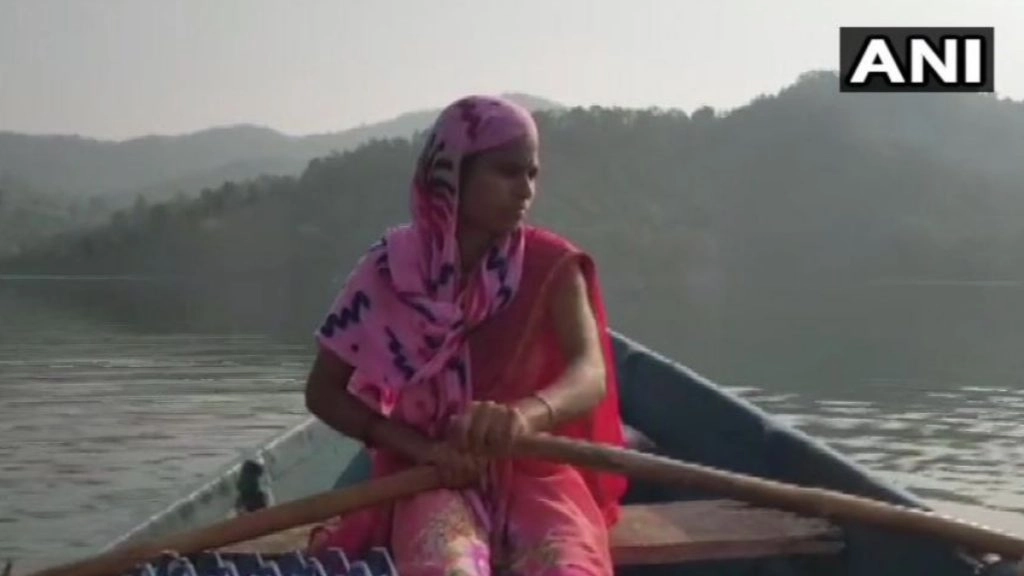 मानवता की मिसाल! बच्चों व गर्भवती महिलाओं के लिए 18 km तक नाव चलाकर जाती है ये आंगनवाड़ी कार्यकर्ता 