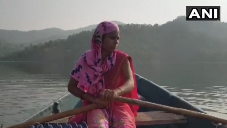 Maharashtra में दिखी मानवता की मिसाल! बच्चों और Pregnant महिलाओं की मदद के लिए 18 km तक नाव चलाकर जाती है ये आंगनवाड़ी कार्यकर्ता