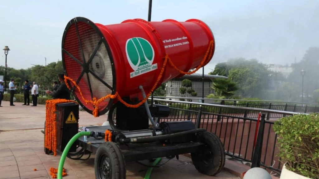 नोएडा में वायु प्रदूषण को रोकने के लिएलगाई गई एंटी स्मॉग गन 