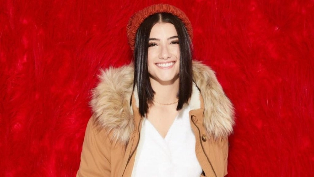 Tik Tok पर 100 मिलियन फॉलोवर्स क्रॉस करने वाले पहली स्टार बनी Charli D’Amelio