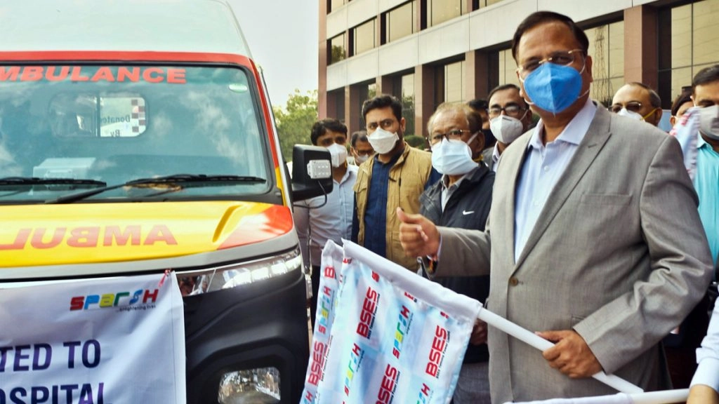 यह तीनों एंबुलेंस दिल्ली के जीटीबी, जीबी पंत और लाल बहादुर शास्ती अस्पताल को सौंपी गई हैं.