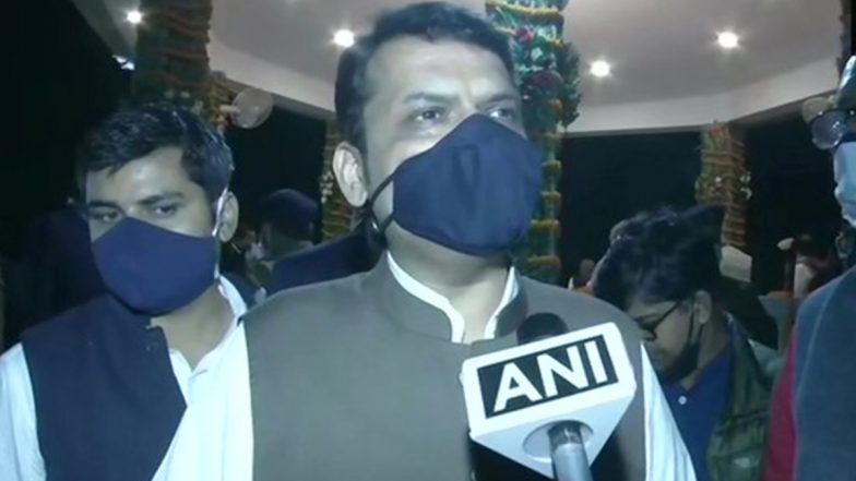 Karachi Sweets Row: 'कराची स्‍वीट्स' को लेकर सियासत जारी, देवेंद्र फडणवीस बोले-हम तो अखंड भारत मानने वाले लोग, एक दिन कराची भी भारत का हिस्सा होगा (Watch Video)