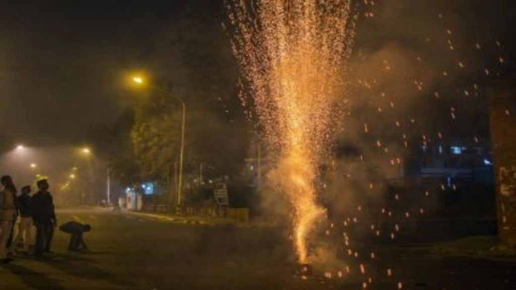 नोएडा में दिवाली के दिन हवा में उड़े NGT के नियम, जमकर हुई आतिशबाजी और फोड़े गए पटाखे  
