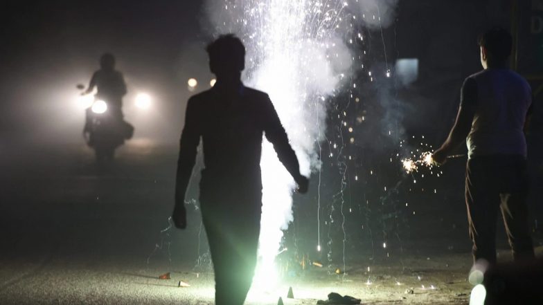 Firecrackers Ban: दिल्ली के बाद मुंबई में भी पटाखों पर एक्शन, सार्वजनिक स्थानों पर आतिशबाजी बैन, दिवाली की शाम रहेगी छूट