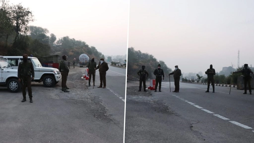 सुरक्षाबलों और आतंकियों के बीच बन टोल प्लाजा के पास मुठभेड़ शुरू हो गई. 