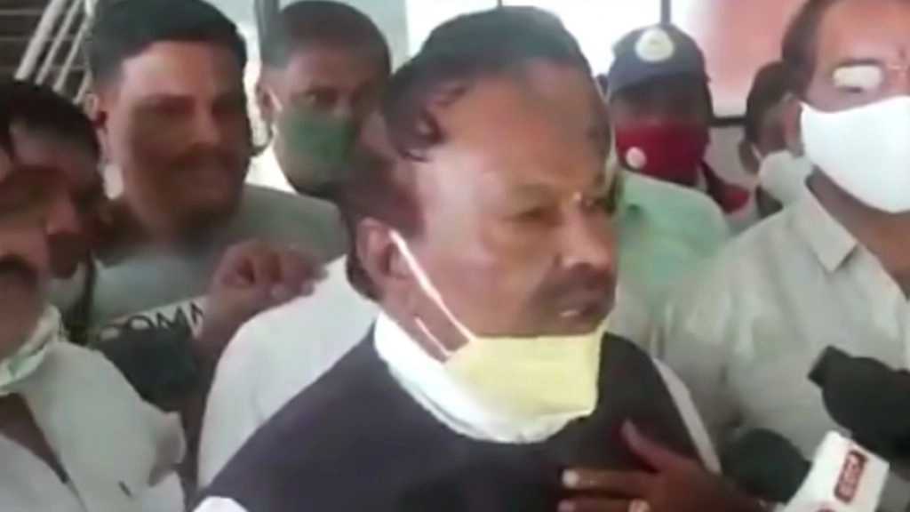 केएस ईश्वरप्पा ने कहा कि बेलगावी हिंदुत्व का केंद्र है और टिकट हिंदुओं में से किसी को दिया जाएगा. 