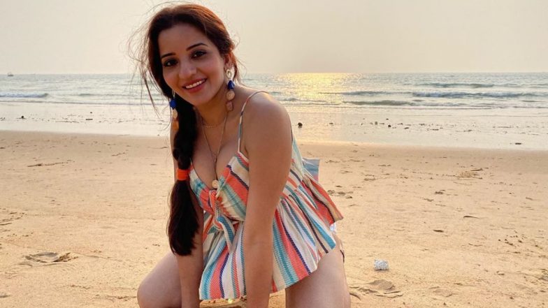 Monalisa Hot Photo: भोजपुरी एक्ट्रेस मोनालिसा ने बीच पर बैठकर दिया बेहद ही सेक्सी पोज, बोल्ड अवतार देख फैंस की फटी आंखे