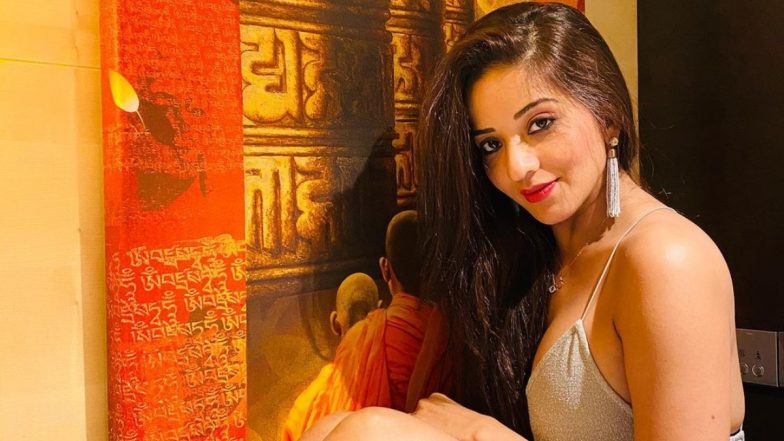 Monalisa Hot Video: भोजपुरी एक्ट्रेस मोनालिसा ने वैनिटी वैन में बनाया वीडियो, रात का नशा गाने पर किया रोमांटिक डांस