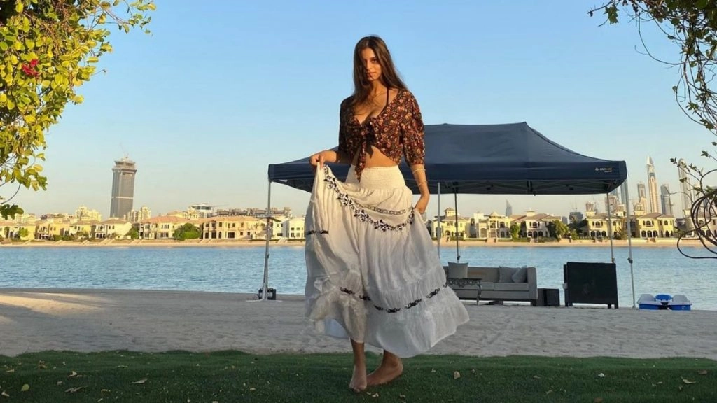 सुहाना खान ने शेयर की नई फोटो, लॉन्ग स्कर्ट पहन दिखाया अपना खूबसूरत रूप