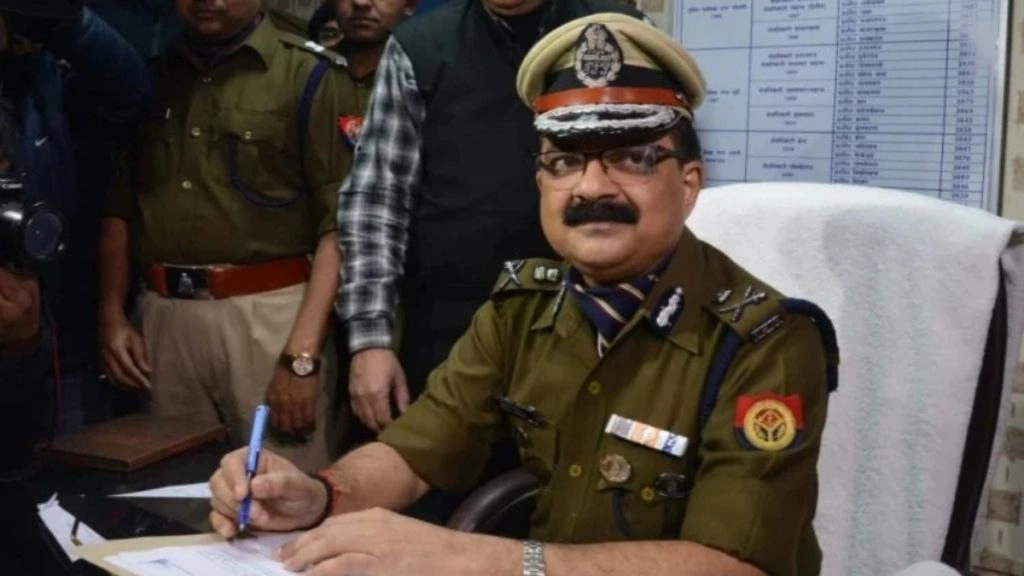 उत्तर प्रदेश: योगी सरकार ने लखनऊ के पुलिस कमिश्नर को पद से हटाया