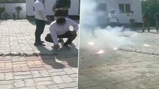Bihar Assembly Elections Results 2020: बिहार चुनाव परिणाम में NDA की बढ़त के बाद  पटना में JDU ऑफिस के बाहर अभी से जश्न शुरू, फोड़े जा रहे हैं पटाखें