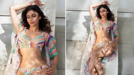 एक्ट्रेस मौनी रॉय ने शेयर की हॉट बिकिनी पिक्चर्स 