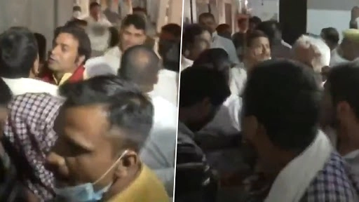  बिहार के पटना में कांग्रेस विधायक दल की बैठक में पार्टी की कार्यकर्ता आपस में भिड़ें